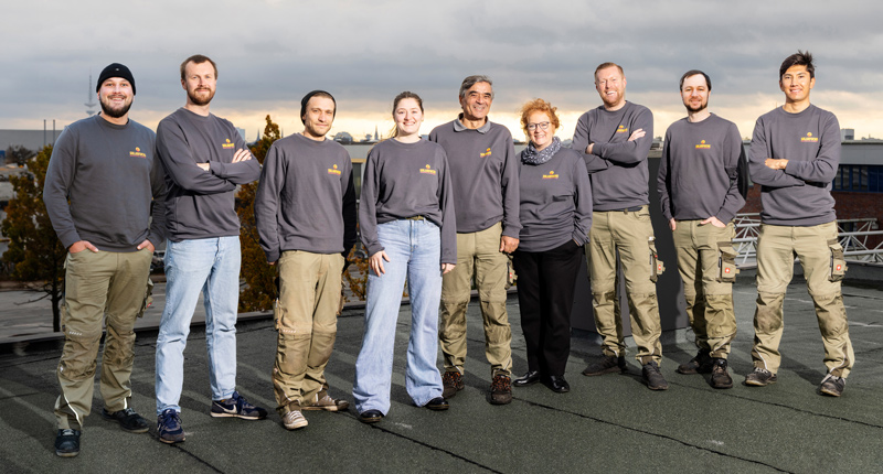 Teamfoto Solarfuchs auf dem Dach des Firmengebäudes